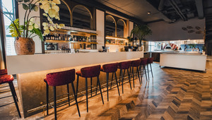 Ontspannen aan een bar in Amersfoort bij Van der Valk